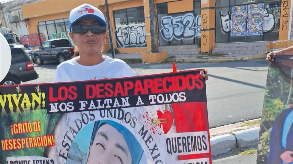 Familias de desaparecidos entran al desfile en Reynosa para visibilizar problemática