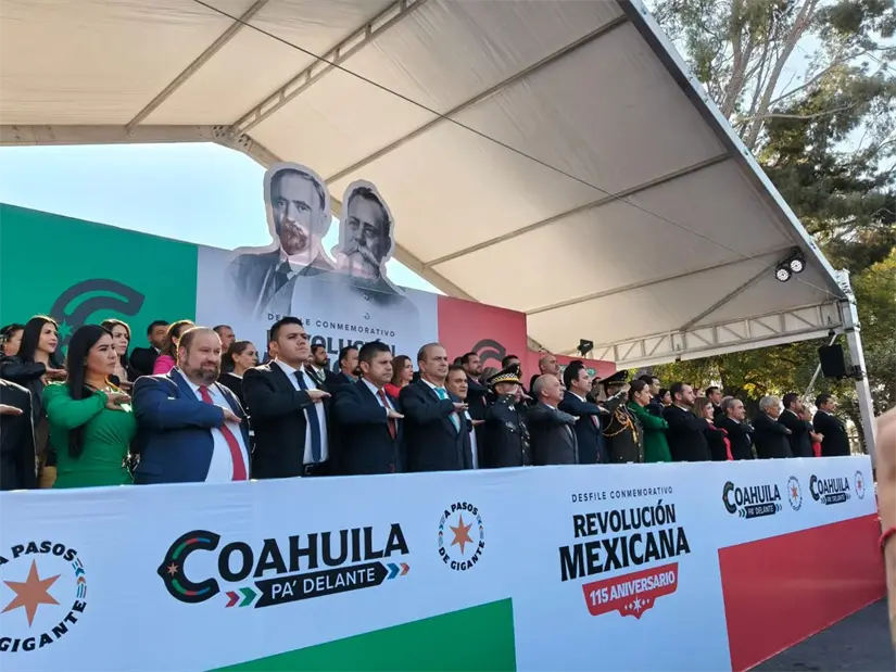 imagen recuadro Autoridades presentes durante el Desfile de la Revolución Mexicana en Saltillo / Foto: Marco Juárez
