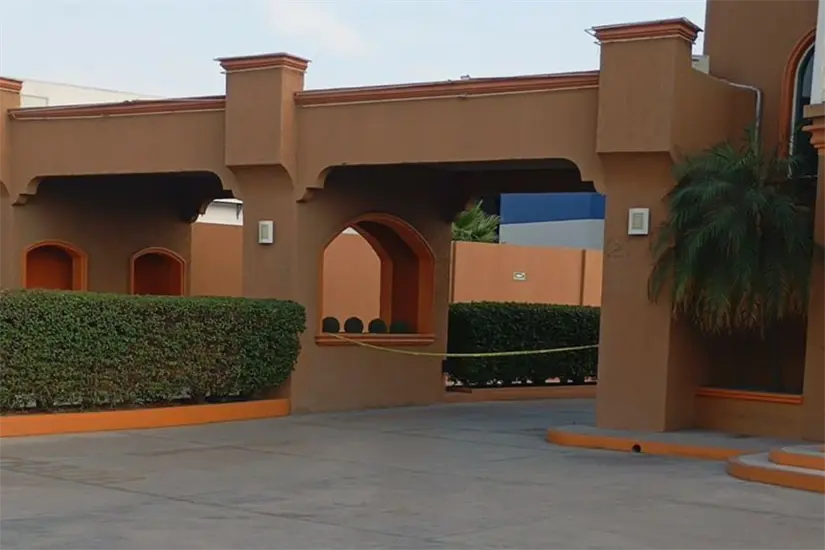 Los agentes de policía de San Nicolás intervinieron en un motel, arrestando a dos jóvenes tras recibir avisos de amenazas graves. Foto: Raymundo Elizalde