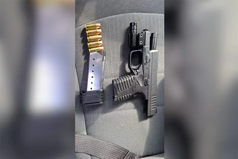 En respuesta a un reporte de amenazas, la policía de San Nicolás detuvo a dos jóvenes armados en un motel de la zona. Foto: Raymundo Elizalde