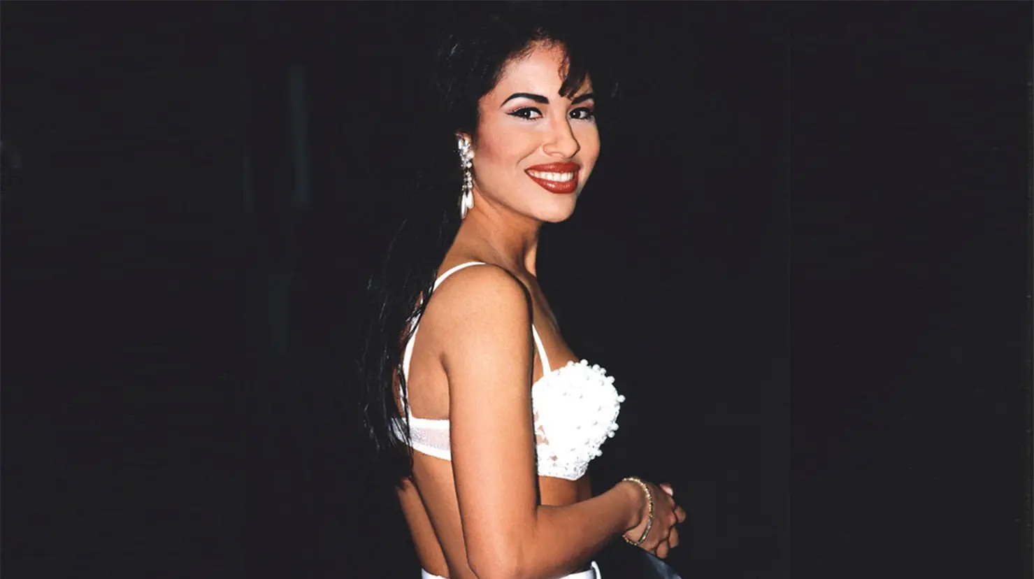 Selena Quintanilla murió luego de haber recibido un disparo en el hombro por parte de Yolanda Saldívar quien era la presidenta de su club de fans. Foto. Instagram @selenaqoficial.