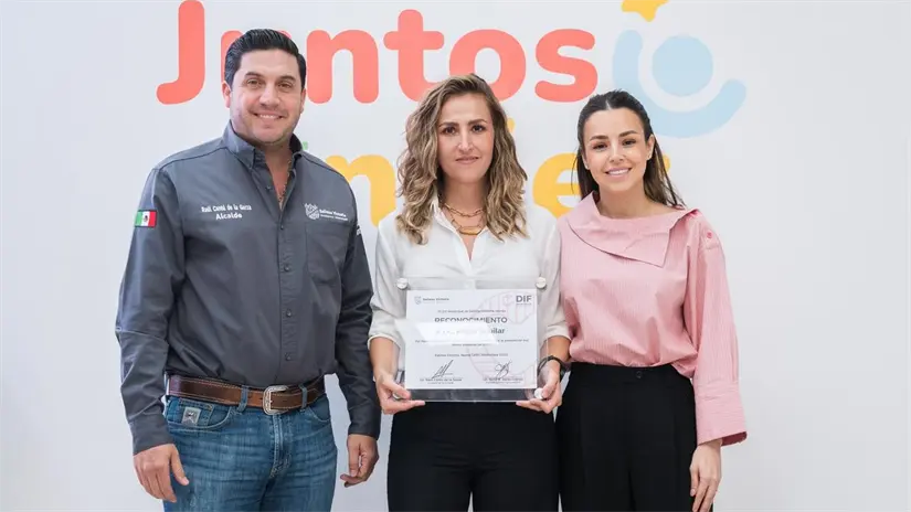 imagen recuadro Especialista en violencia infantil ofreciendo herramientas durante la conferencia Foto: Gobierno de Salinas Victoria