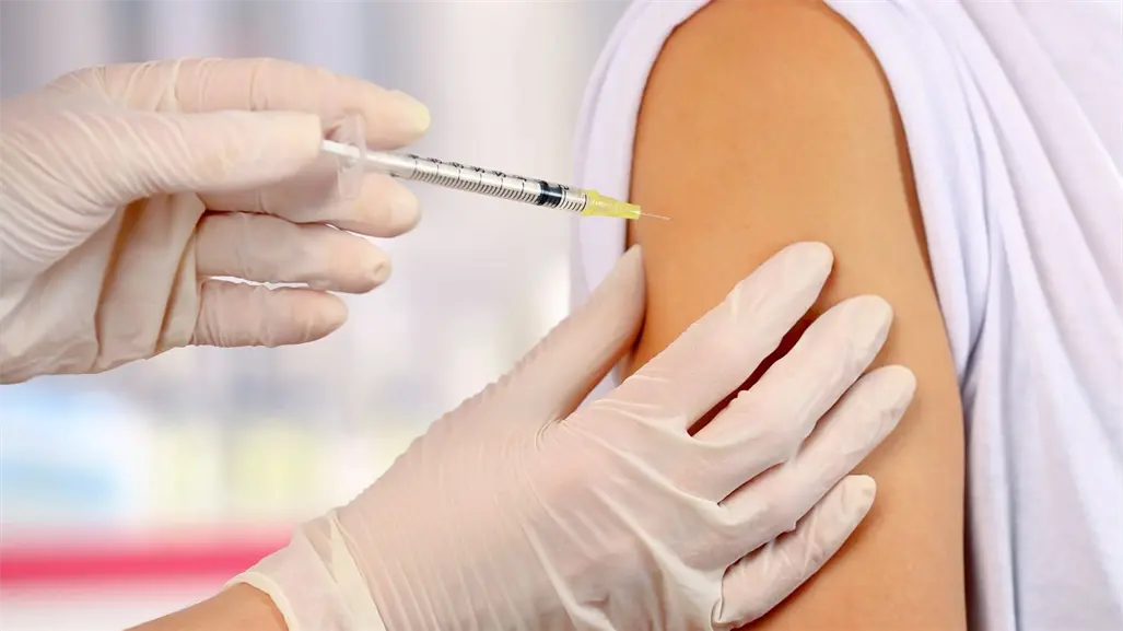 Esta es la vacuna que protege de cinco tipos de cáncer en personas con VIH, ¿dónde aplicarla?