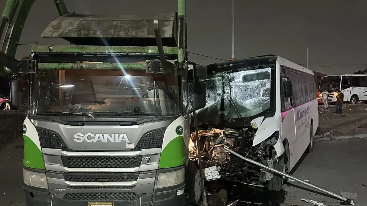 Cuerpos de auxilio atendieron a los trabajadores heridos tras el choque múltiple.