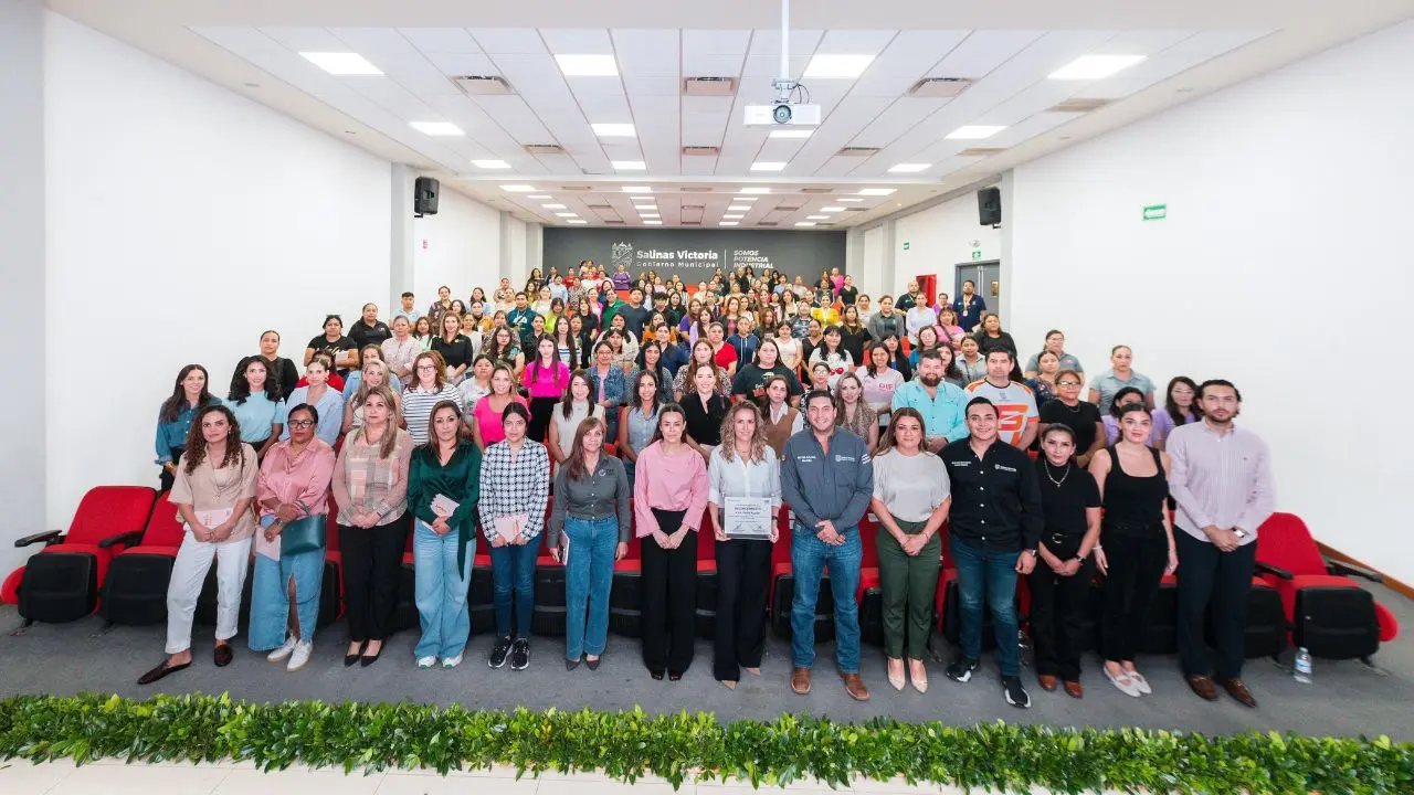 El alcalde Raúl Cantú de la Garza y la presidenta del DIF Municipal, Nelly Garza Foto: Gobierno de Salinas Victoria