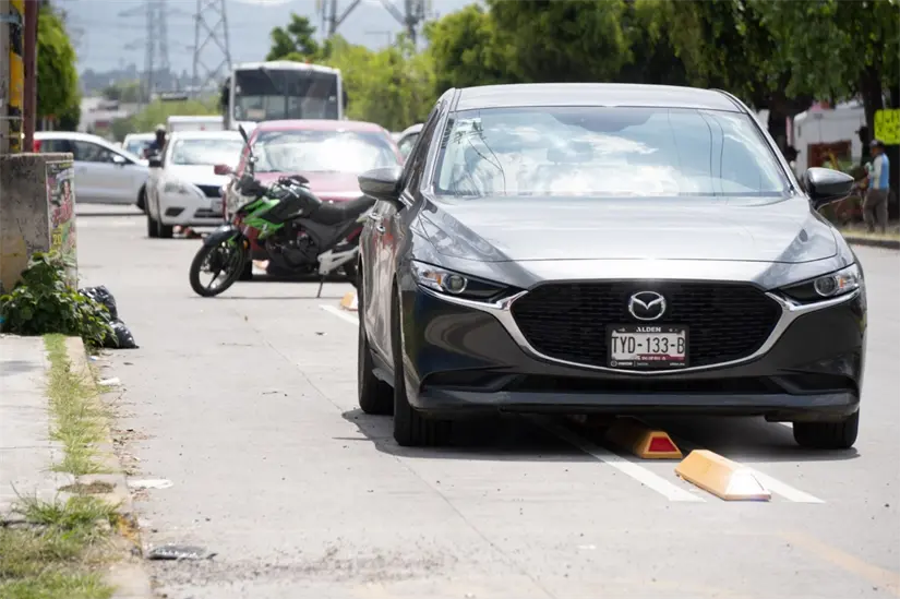 imagen recuadro Autos y motocicletas obstruyendo ciclovía. Foto: Archivo Jafet Moz