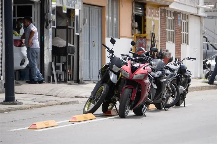 imagen recuadro Motocicletas estacionadas sobre ciclovía. Foto: Archivo Jafet Moz