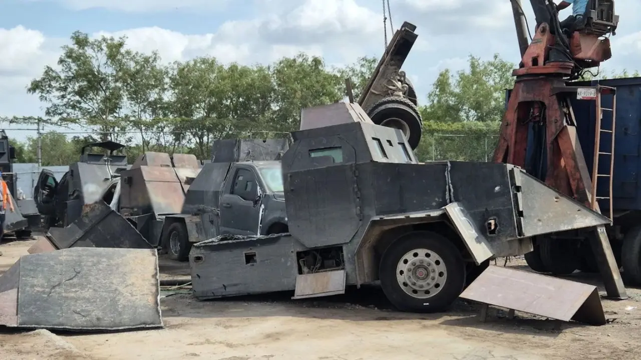 Autoridades federales y estatales participaron en el proceso para certificar que cada vehículo fuera identificado, supervisado y eliminado conforme a la ley. Foto: FGR