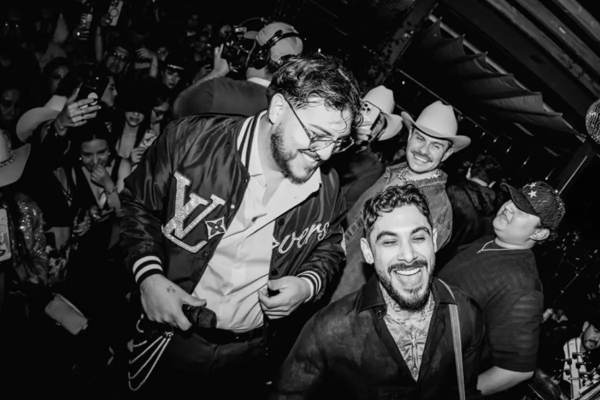 Grupo Frontera y los guitarristas tocando en una foto (Foto: IG @grupofrontera / Canva)