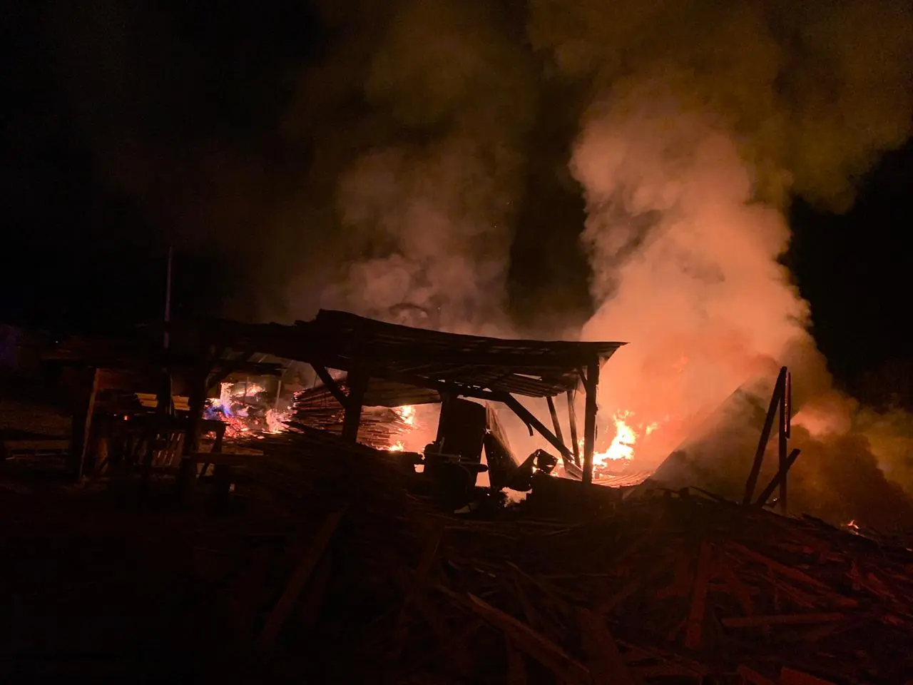 FOTOS | Incendio en La Vinata, Durango, consumió parte de un aserradero