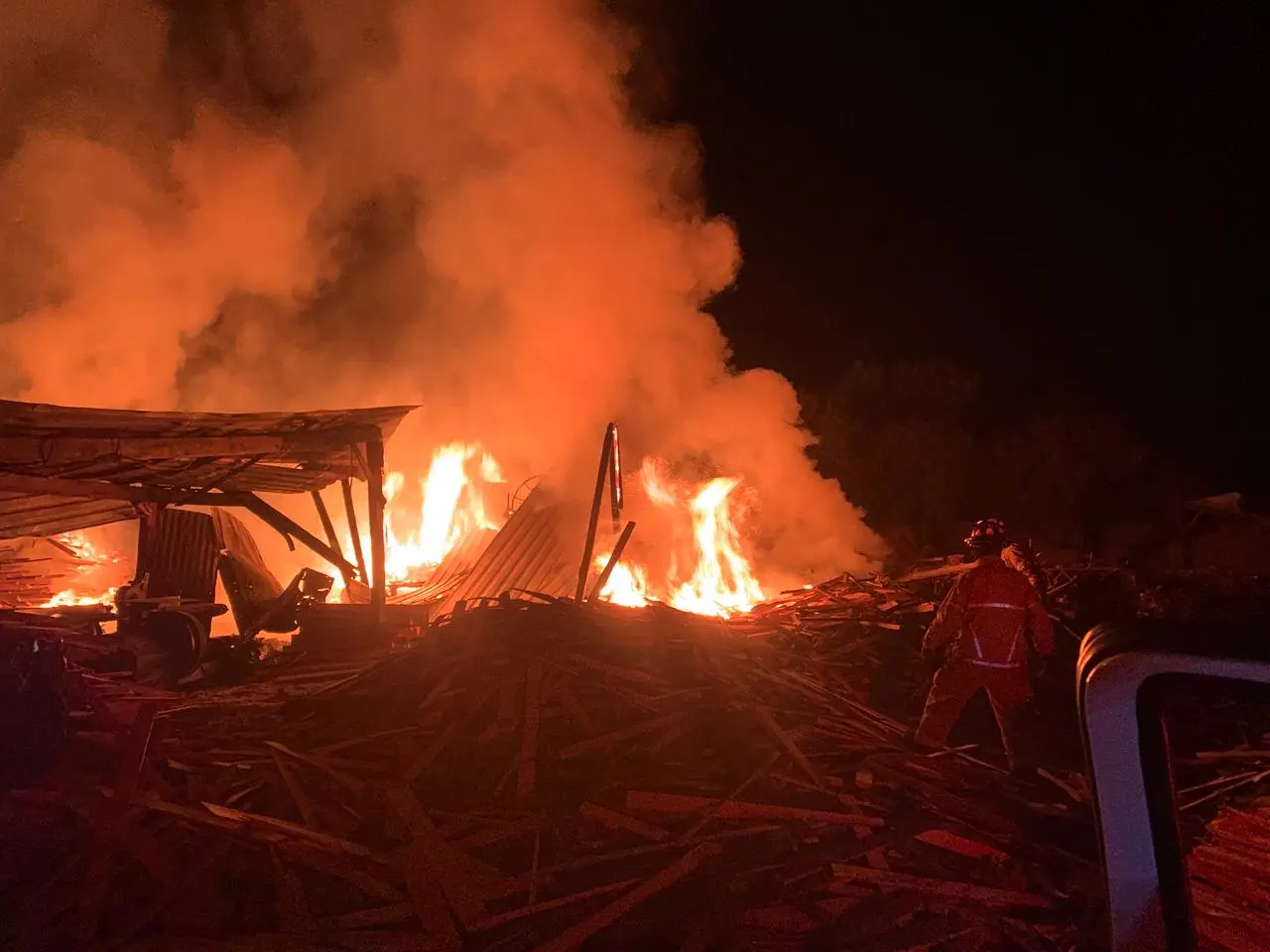 FOTOS | Incendio en La Vinata, Durango, consumió parte de un aserradero