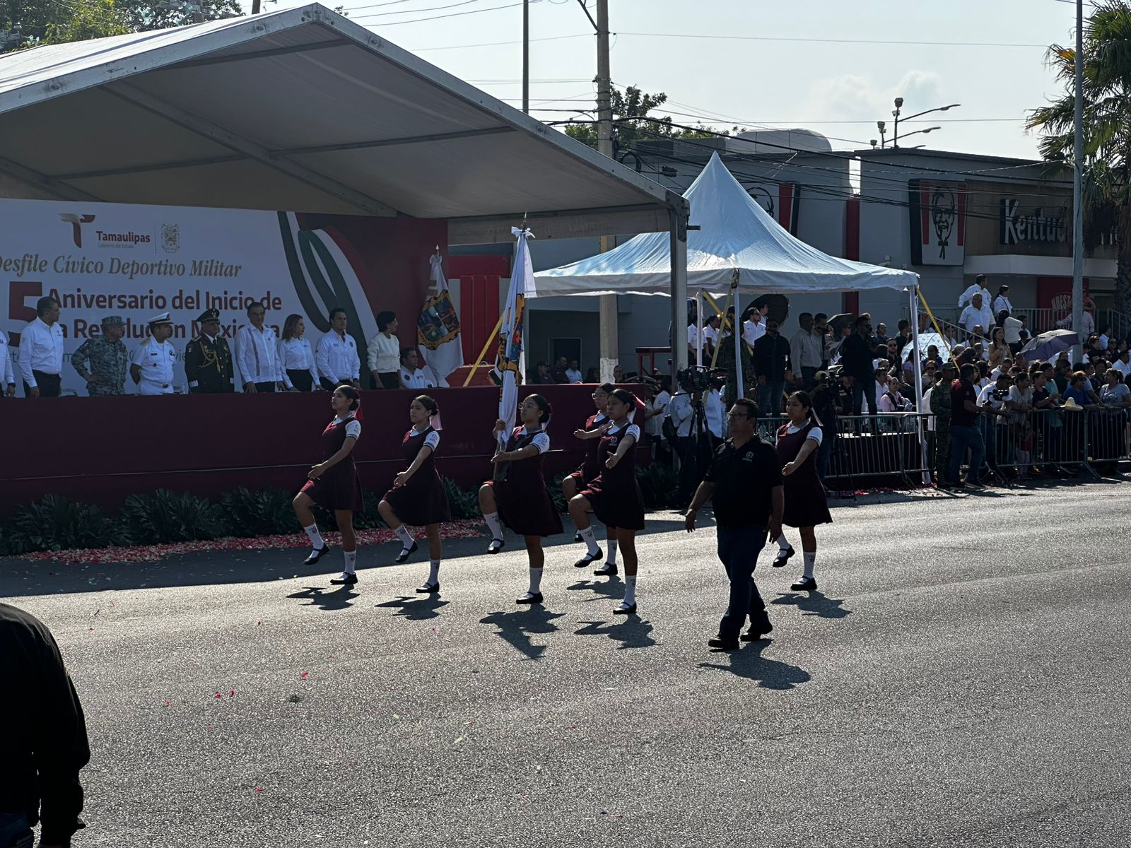 Se encuentra el bloque de secundarias en el desfile de la Revolución Mexicana Se encuentra el bloque de secundarias en el desfile de la Revolución Mexicana