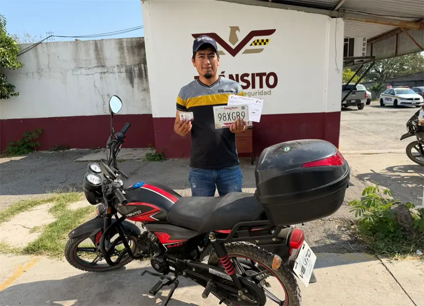 imagen recuadro historia de Raúl Ramírez y su motocicleta para llevar a Eliot. FOTO | La Expresión.