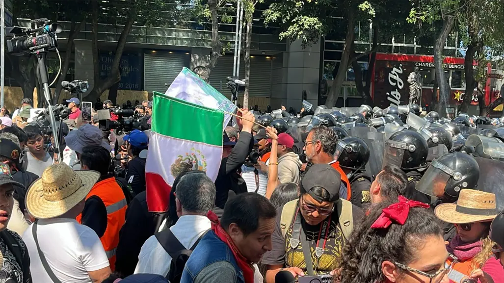 VIDEO | Marcha de la Generación Z cruza con cerco policial en desfile del 20 de Noviembre