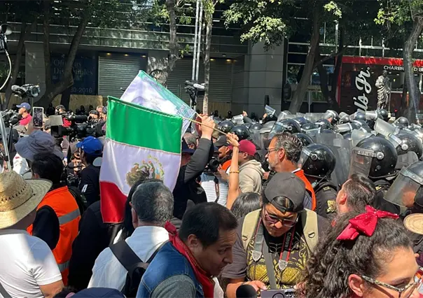 VIDEO | Marcha de la Generación Z cruza con cerco policial en desfile del 20 de Noviembre