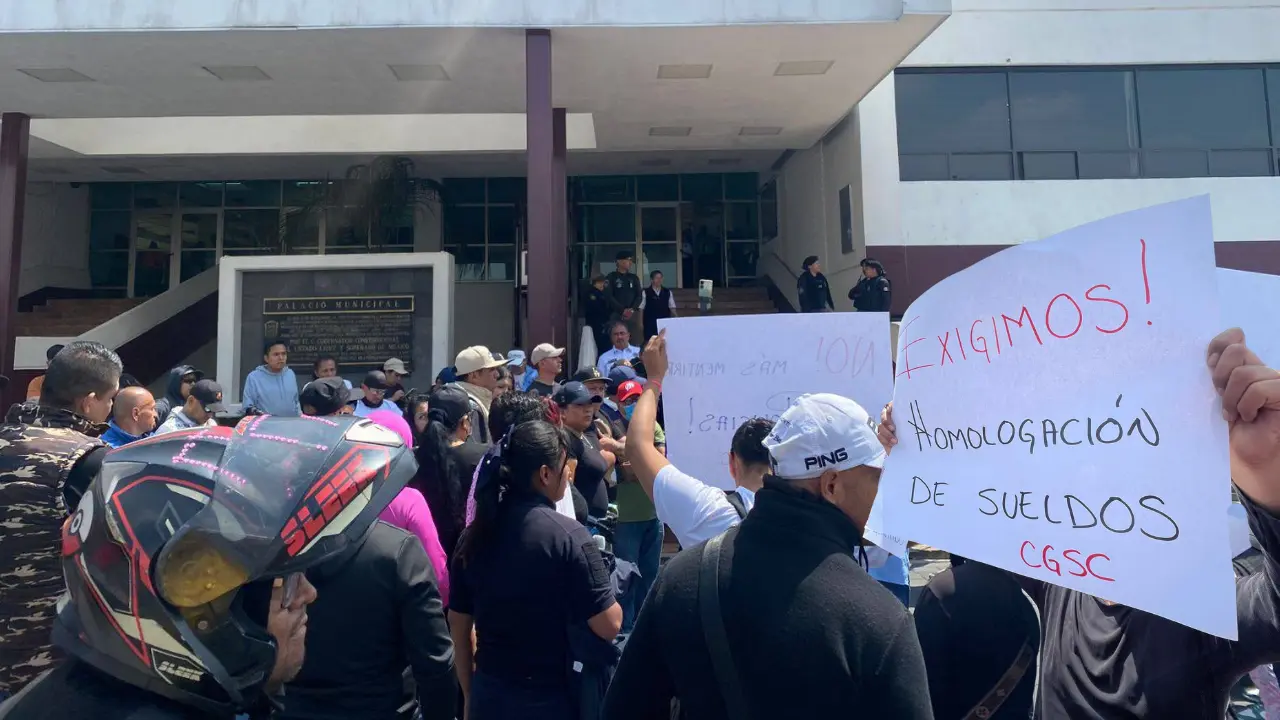 Trabajadores de la policía municipal de Nezahualcóyotl protestan fuera del Palacio Municipal.  | Foto: Canva | Especiales