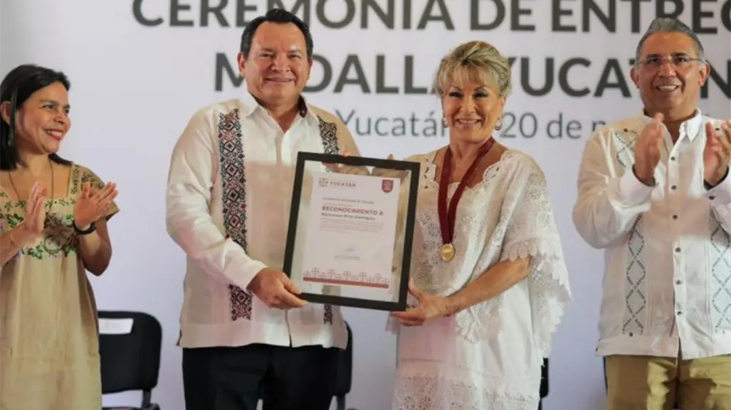 Entregan la Medalla Yucatán 2025 a la cantante Maricarmen Pérez en el Salón de la Historia