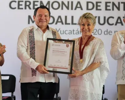 Entregan la Medalla Yucatán 2025 a la cantante Maricarmen Pérez en el Salón de la Historia