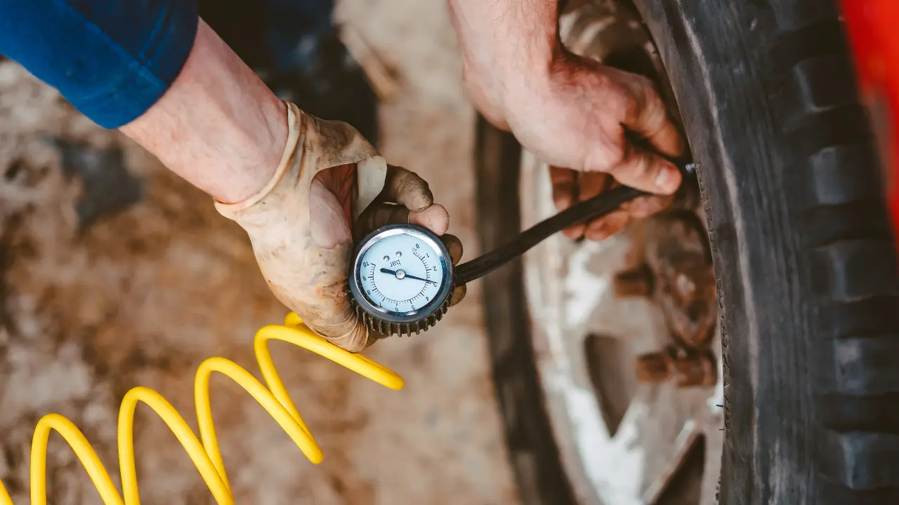La recomendación oficial de los fabricantes es medir la presión con las llantas frías/Foto: Canva
