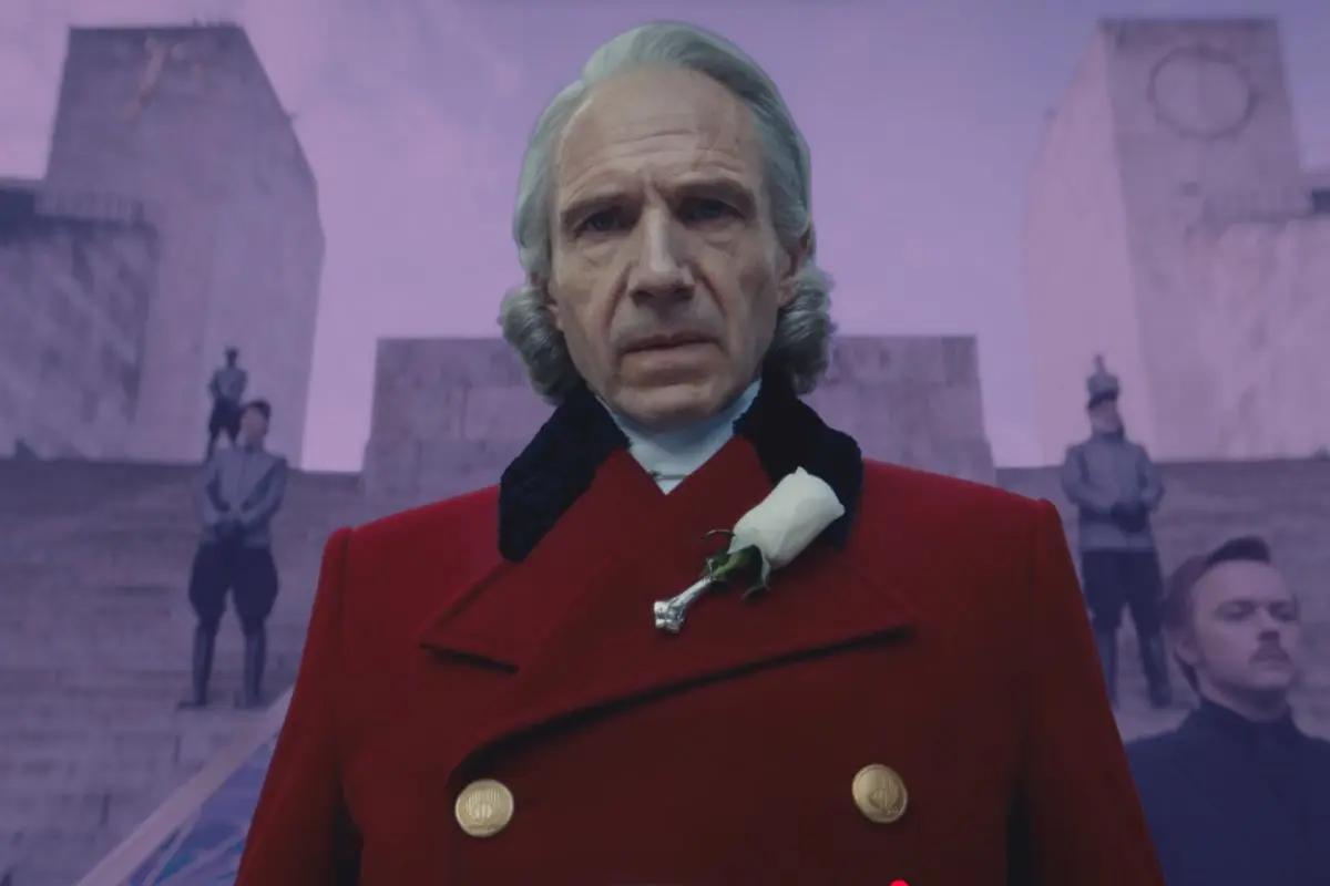 Ralph Fiennes como el Presidente Snow en Los Juegos del Hambre: Amanecer en la Cosecha. FOTO: CANVA/YouTube: Lionsgate Movies