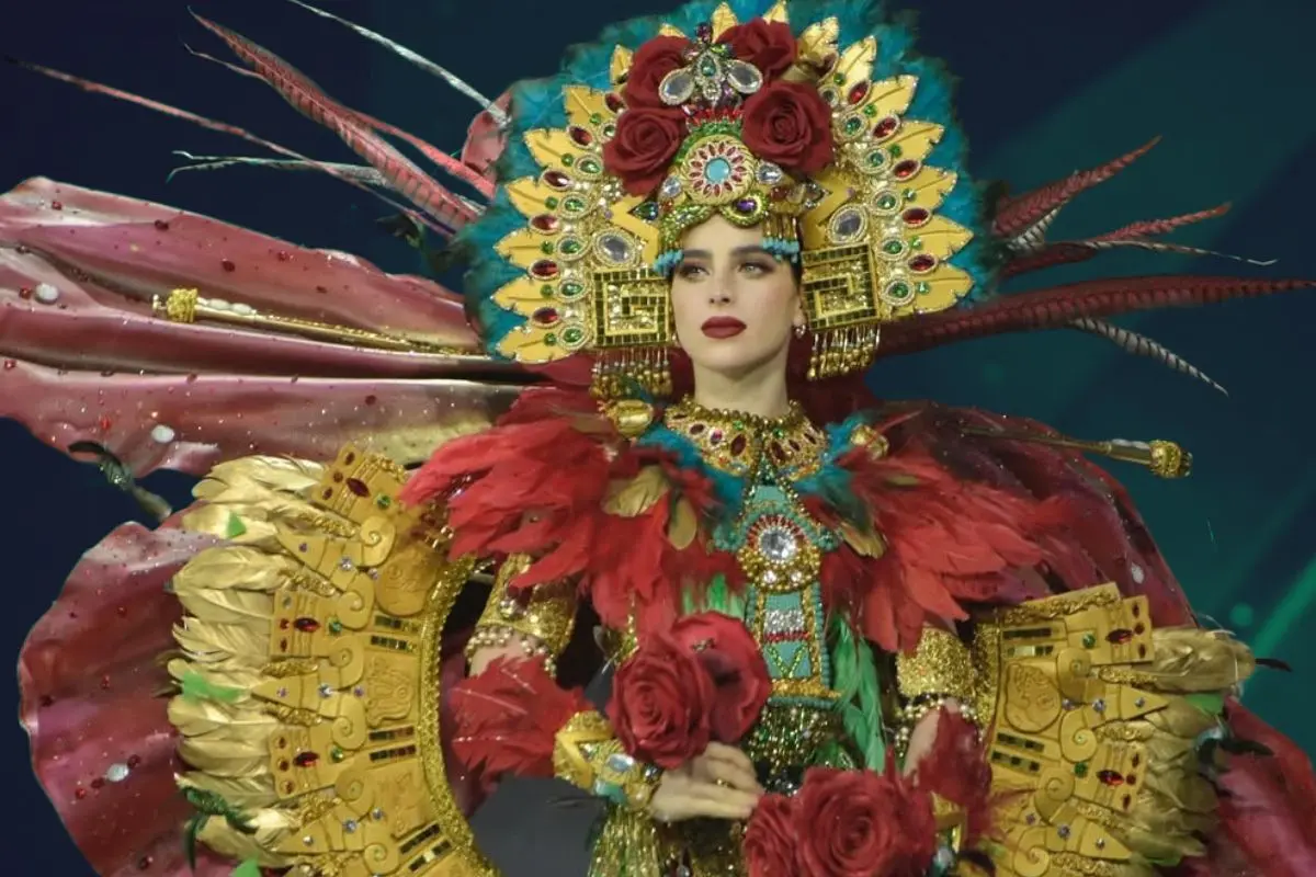 La mexicana Fátima Bosch modelando su traje típico en Miss Universo 2025. FOTO: CANVA/IG: @fatimaboschfdz