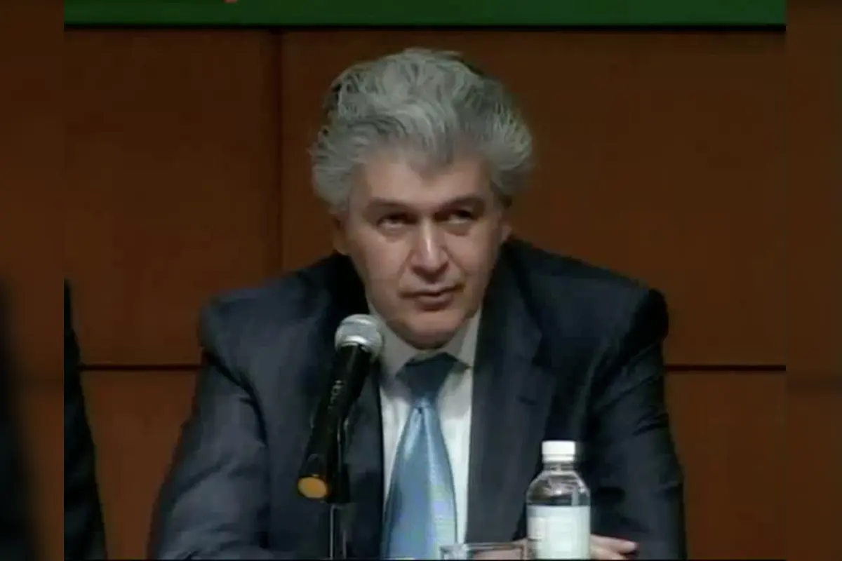 Arturo Elias Ayub durante conferencia de prensa del 12 de octubre de 2009. Captura de pantalla: YouTube (Presidencia Felipe Calderón Hinojosa)