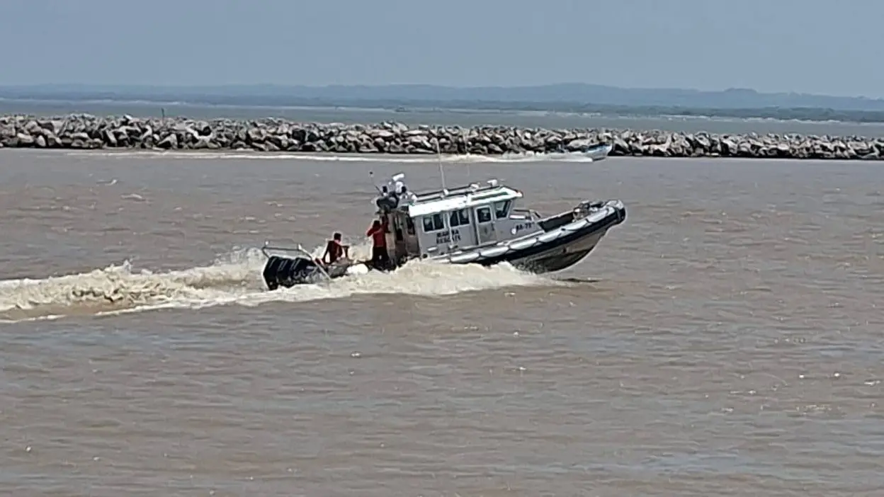 Se hunde embarcación en Miramar: 1 muerto, 1 desaparecido, 3 personas rescatadas. FOTO | Redes Sociales.