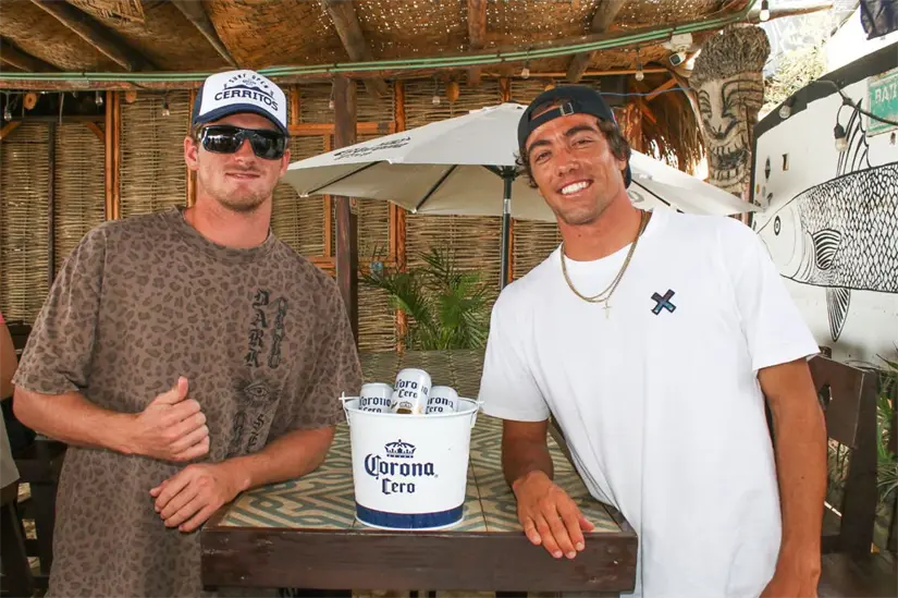 imagen recuadro Owen Moss, surfista internacional, multicampeón de la WSL y Jhony Corzo, surfista mexicano ganador del Mundial de Surf 2017.Foto: Corona Cero Surf Open Cerritos 2025