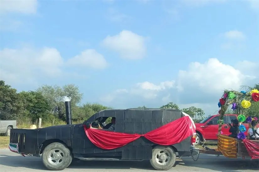 Representación escolar de los vehículos blindados utilizados durante la Revolución Mexicana. Foto: Carlos García