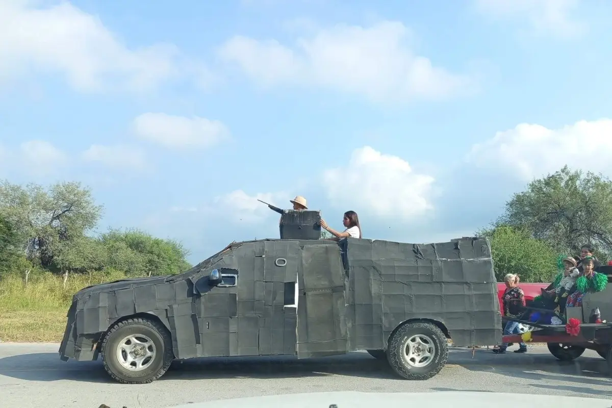 Escuelas de Cruillas, Tamaulipas, representaron blindados de la época revolucionaria que recordaron a vehículos con blindaje artesanal utilizados por el crimen organizado. Foto: Carlos García