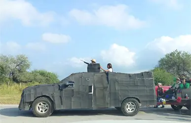 Desfilan carros alegóricos parecidos a monstruos en el municipio de Cruillas en Tamaulipas