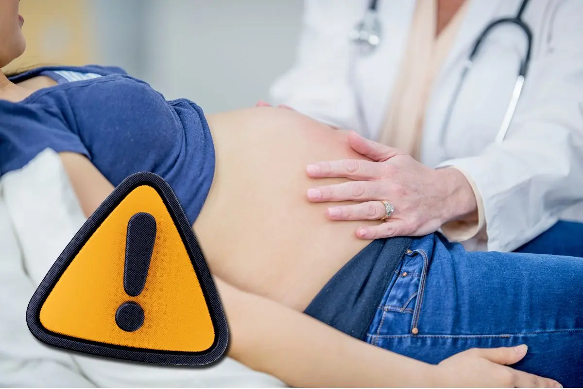 Mujer embarazada siendo atendida representando la iniciativa en el Congreso de Coahuila / Foto: Composición de Canva