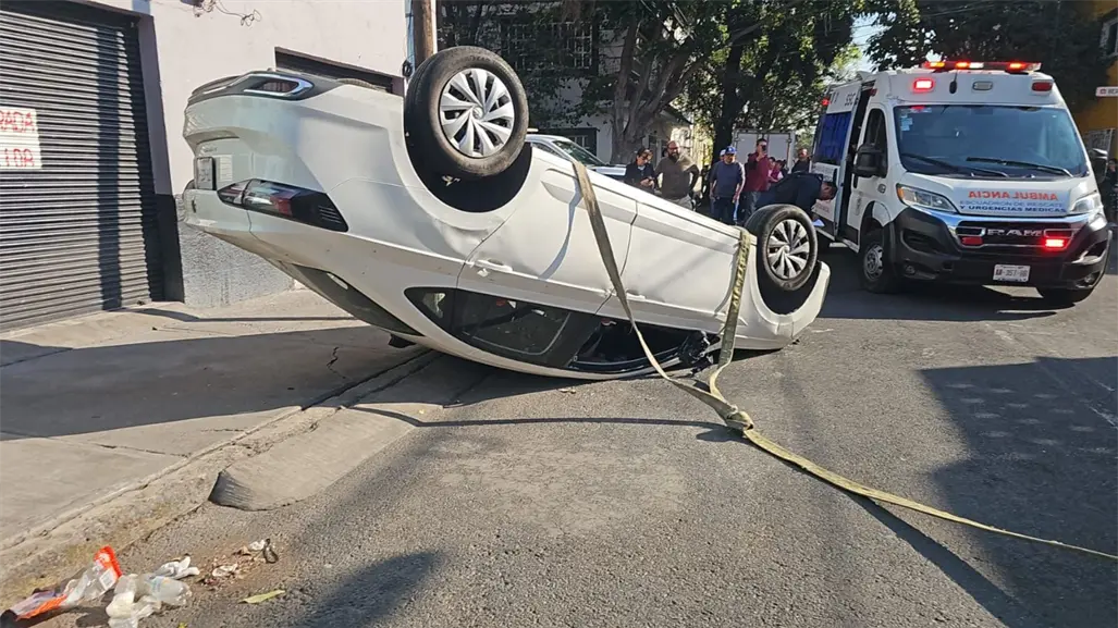 Volcadura deja un herido y un detenido en Azcapotzalco