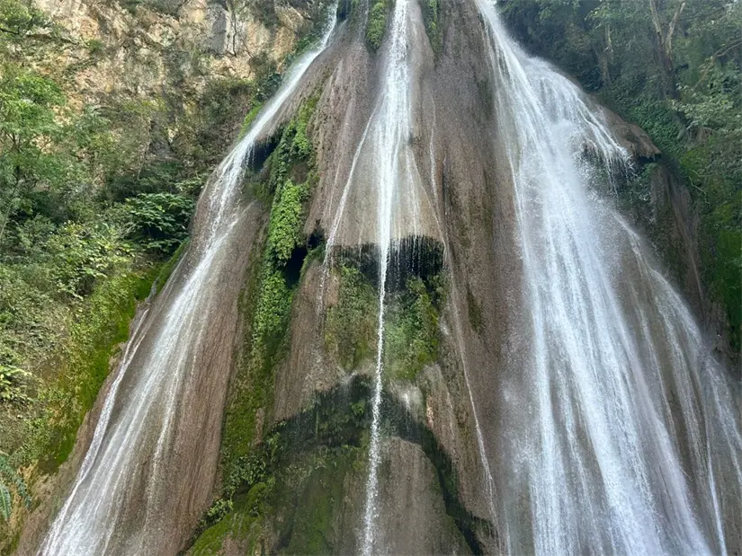 La temporada invernal revela la majestuosidad de la Cola de Caballo, invitando a disfrutar de su espectacular caída de agua. Foto: Diego Ovalle