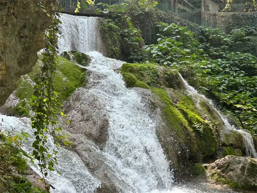 En invierno, la Cola de Caballo deslumbran los visitantes con su cascada y el hermoso entorno que la rodea en esta época. Foto: Diego Ovalle