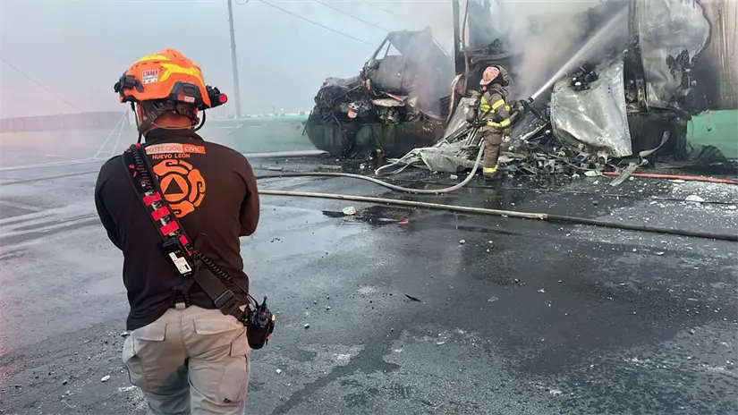 imagen recuadro Tráiler se incendia tras accidente en autopista al Aeropuerto de Monterrey. Foto: Protección Civil de Nuevo León.