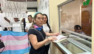Activistas Trans exigen tipificar el transfeminicidio durante plantón en el Congreso de Nuevo León