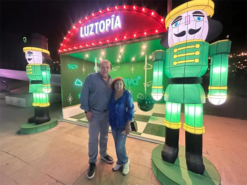 imagen recuadro Paseantes disfrutan de Luztopia. Foto: POSTA.