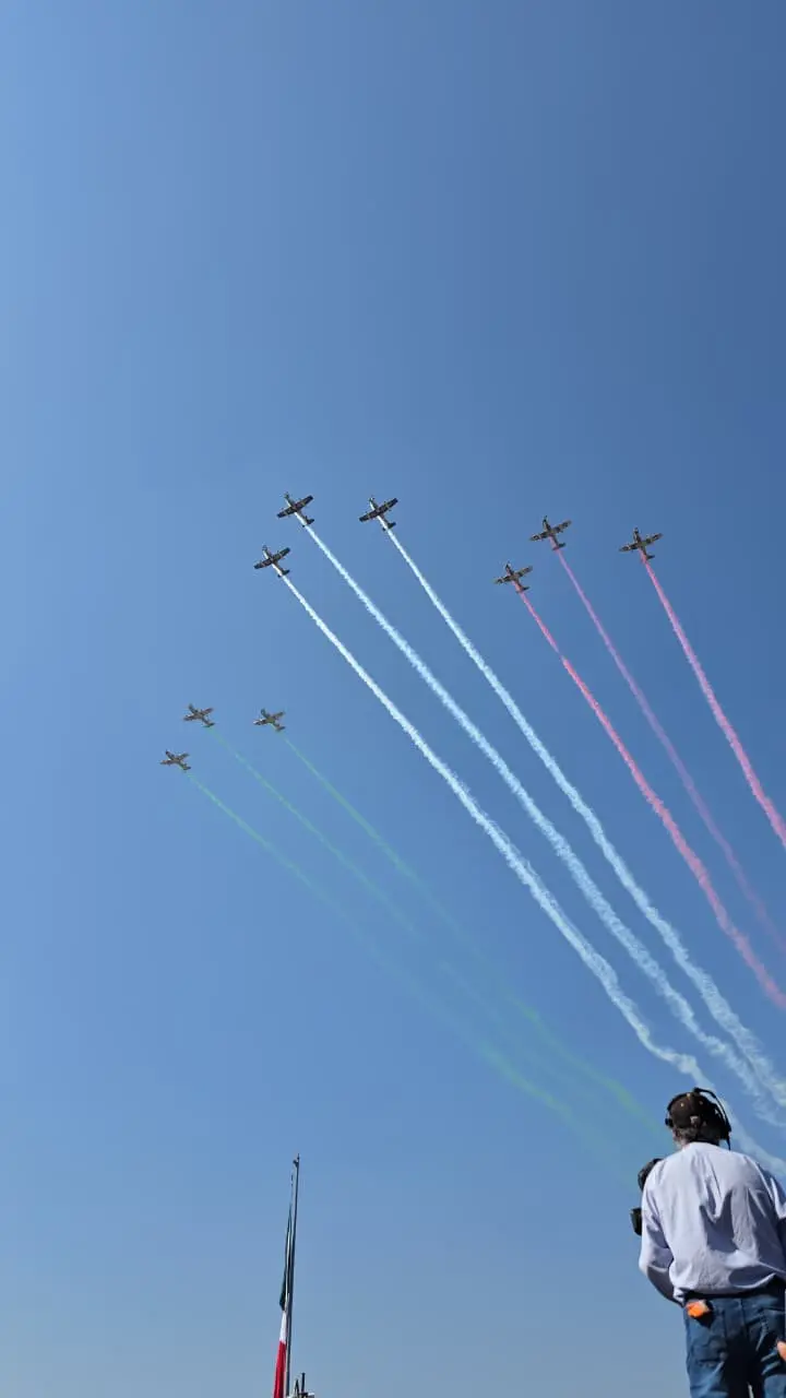 imagen recuadro Elementos de la Fuerza Aéreo hace su pase sobre la plancha del Zócalo. Foto: Mario Flores