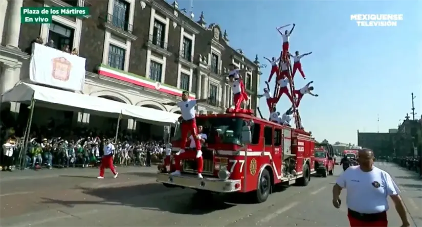 Elementos del Heroico Cuerpo de Bomberos estuvieron presentes en el desfile de la Revolución Mexicana. Foto: Captura de pantalla