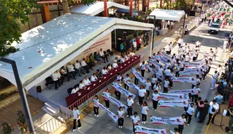 Miles de personas asisten al desfile conmemorativo de la Revolución Mexicana en Villahermosa, Tabasco