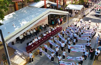 Miles de personas asisten al desfile conmemorativo de la Revolución Mexicana en Villahermosa, Tabasco