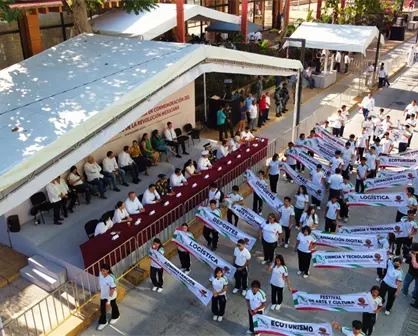Miles de personas asisten al desfile conmemorativo de la Revolución Mexicana en Villahermosa, Tabasco