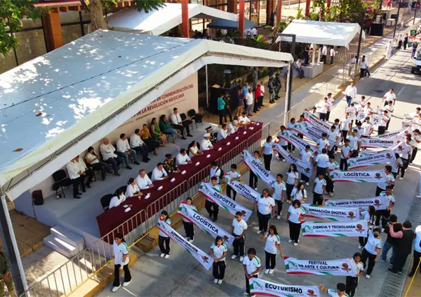 Miles de personas asisten al desfile conmemorativo de la Revolución Mexicana en Villahermosa, Tabasco