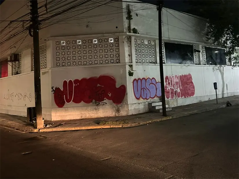 La pareja fue asegurada mientras grafiteaba una barda ajena en pleno centro de Monterrey.
