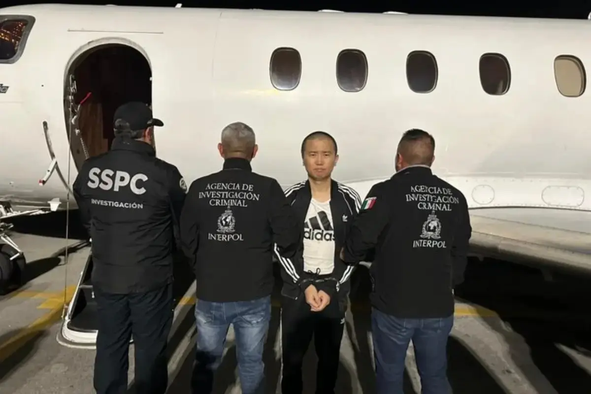 Zhi Dong Zhang resguardado por policías Foto: X(Twitter) @OHarfuch