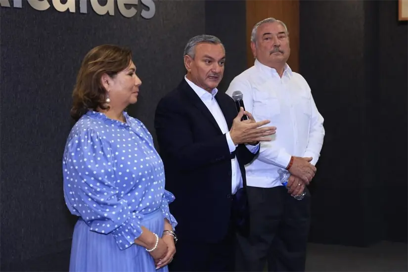 El alcalde de Guadalupe, Héctor García junto a Pedro Garza, presidente del Concejo Ciudadano Municipal y Laura Paula López, secretaria de Ayuntamiento. Foto: Facebook Héctor García