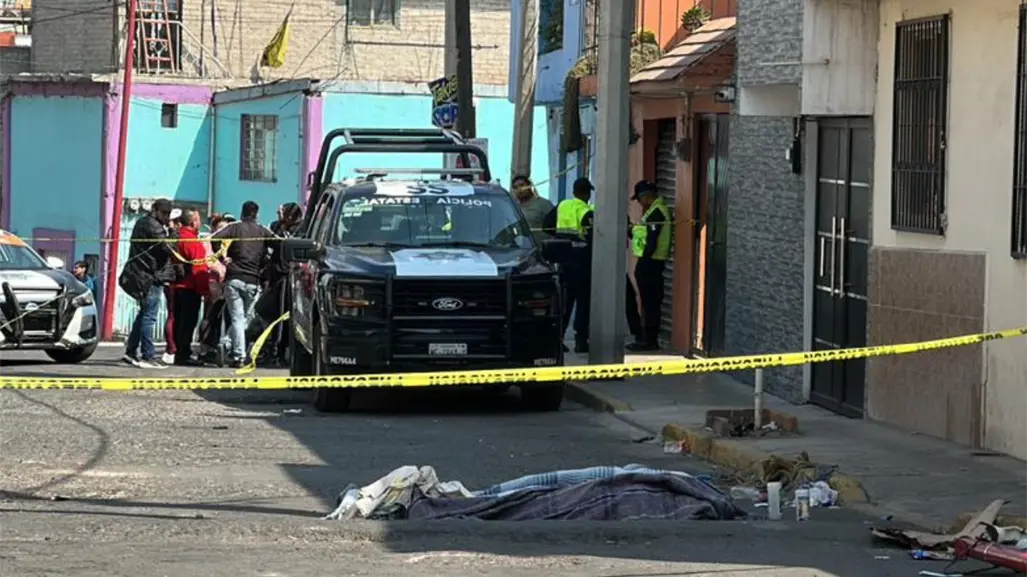 Dos muertos tras volcadura de combi en la México-Puebla; ocho pasajeros resultan heridos en Chalco