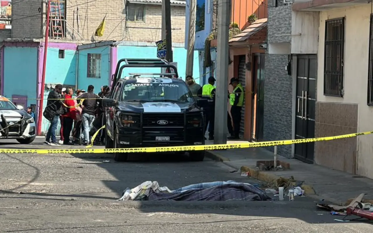 Vista de la zona acordonada tras la volcadura de la combi en la autopista México-Puebla, donde se observa uno de los cuerpos sin vida de los dos pasajeros que fallecieron en el percance. Foto: Especial