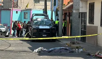 Dos muertos tras volcadura de combi en la México-Puebla; ocho pasajeros resultan heridos en Chalco